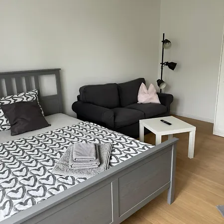 Fc-Apartmenthaus Falkensee Mit Grossem Garten Und Pkw Stellflaechen Extérieur photo