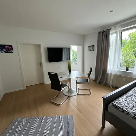 Fc-Apartmenthaus Falkensee Mit Grossem Garten Und Pkw Stellflaechen Extérieur photo