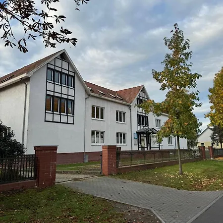 Fc-Apartmenthaus Falkensee Mit Grossem Garten Und Pkw Stellflaechen Extérieur photo