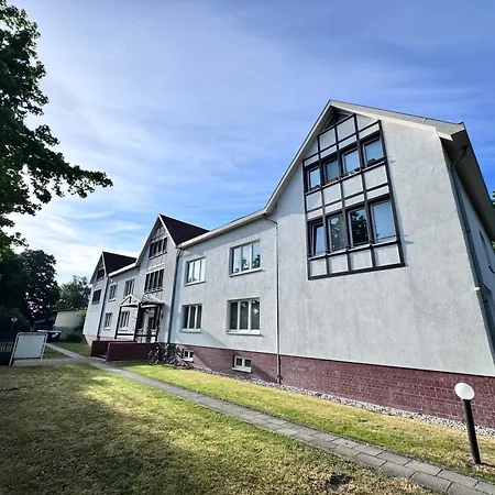 Fc-Apartmenthaus Falkensee Mit Grossem Garten Und Pkw Stellflaechen Exterior photo