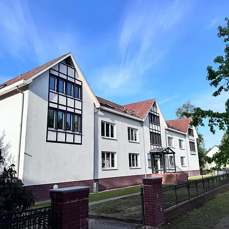 Fc-Apartmenthaus Falkensee Mit Grossem Garten Und Pkw Stellflaechen Exterior photo