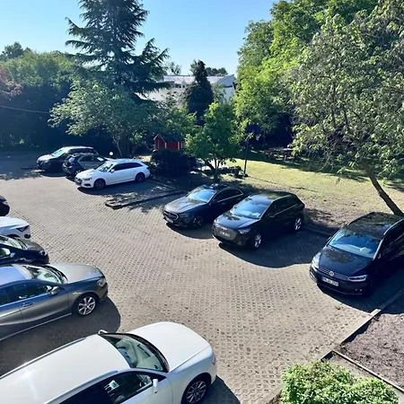 Fc-Apartmenthaus Falkensee Mit Grossem Garten Und Pkw Stellflaechen Exterior photo